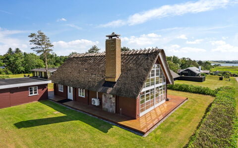Ginnie - 300M from the Sea: Blue, Shrub, Cottage, Groundcover, Garden, Estate, Shade, Landscaping, Farmhouse, Eco Hotel