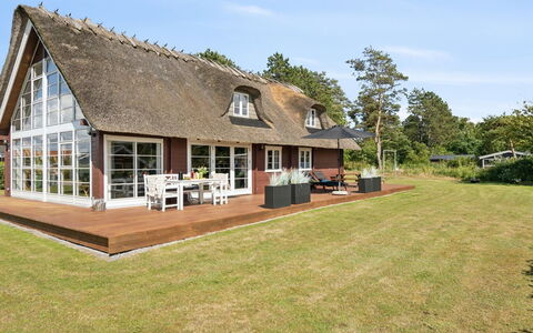 Ginnie - 300M from the Sea: Blue, Shrub, Cottage, Groundcover, Garden, Estate, Shade, Landscaping, Farmhouse, Eco Hotel