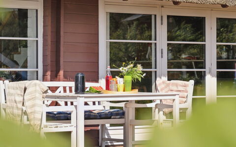 Ginnie - 300M from the Sea: Blue, Shrub, Cottage, Groundcover, Garden, Estate, Shade, Landscaping, Farmhouse, Eco Hotel