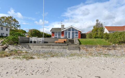 Keti - 5M from the Sea: Blue, Shrub, Cottage, Groundcover, Garden, Estate, Shade, Landscaping, Farmhouse, Eco Hotel