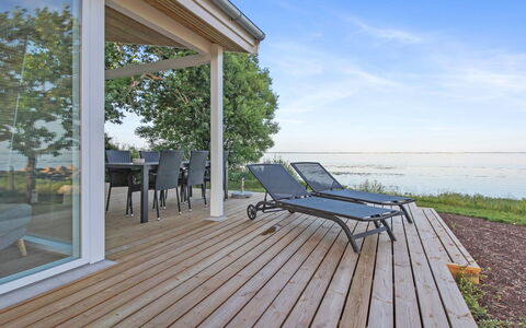 Sasser - 10M from the Sea: Blue, Shrub, Cottage, Groundcover, Garden, Estate, Shade, Landscaping, Farmhouse, Eco Hotel