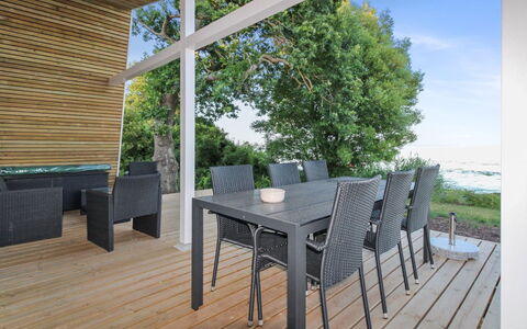 Sasser - 10M from the Sea: Blue, Shrub, Cottage, Groundcover, Garden, Estate, Shade, Landscaping, Farmhouse, Eco Hotel