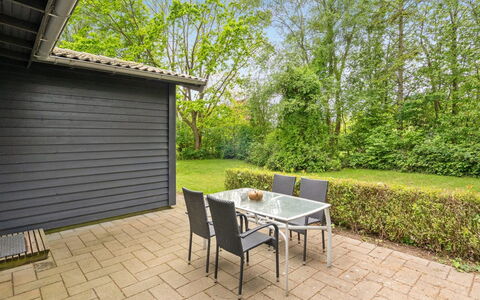 Felisa - 300M from the Sea: Garden, Groundcover, Shade, Landscaping, Backyard, Outdoor Furniture, Yard, Lawn, Siding, Garden Buildings