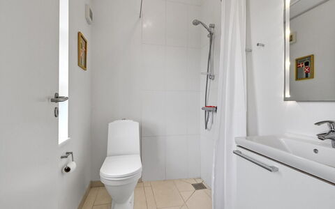 Asmund - 150M from the Sea: Toilet Seat, Bathroom, Toilet, Plumbing Fixture, Wall, Flooring, Floor, Interior Design, Sink, Bathroom Sink