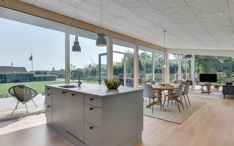 Sebbi - 90M from the Sea: Wood, Flooring, Floor, Ceiling, Natural Material, Chair, Hardwood, Wood Flooring, Kitchen, Kitchen & Dining Room Table