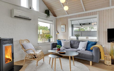 Kei - 75M from the Sea: Wood, Flooring, Interior Design, Floor, Home, Living Room, Ceiling, Wood Flooring, Home Appliance, Couch
