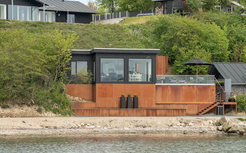 Florinda - 10M from the Sea: Blue, Shrub, Cottage, Groundcover, Garden, Estate, Shade, Landscaping, Farmhouse, Eco Hotel