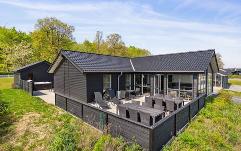Helina - 180M from the Sea: Blue, Shrub, Cottage, Groundcover, Garden, Estate, Shade, Landscaping, Farmhouse, Eco Hotel