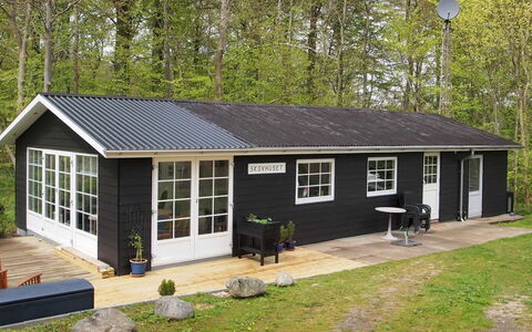 Rigmor - 300M from the Sea: Blue, Shrub, Cottage, Groundcover, Garden, Estate, Shade, Landscaping, Farmhouse, Eco Hotel