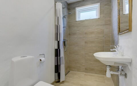 Rosa - 300M from the Sea: Toilet Seat, Bathroom, Toilet, Flooring, Plumbing Fixture, Floor, Wall, Interior Design, Plumbing, Tile