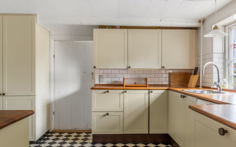 Ilsa - 9.8Km from the Sea: Kitchen, Flooring, Cabinetry, Kitchen Appliance, Countertop, Interior Design, Wood, Major Appliance, Floor, Drawer