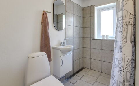 Skarpe: Wall, Flooring, Floor, Plumbing Fixture, Interior Design, Toilet, Toilet Seat, Bathroom, Plumbing, Room