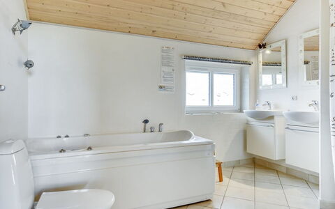 Sigbritt - 100M from the Sea: Plumbing Fixture, Flooring, Bathroom, Ceiling, Interior Design, Floor, Bathtub, Tap, Sink, Plumbing