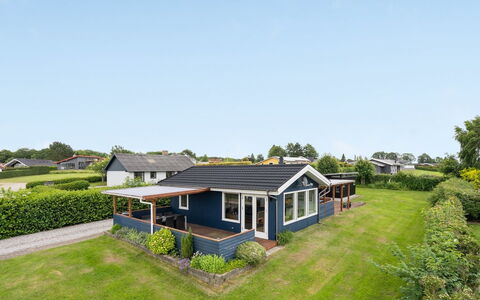 Roar - 500M from the Sea: House, Roof, Home, Residential Area, Cottage, Estate, Lawn, Garden, Farmhouse, Suburb