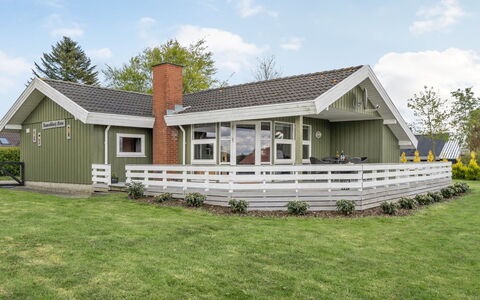 Guldborg - 400M to the Fjord: Roof, House, Land Lot, Home, Cottage, Estate, Garden Buildings, Shade, Log Cabin, Landscaping