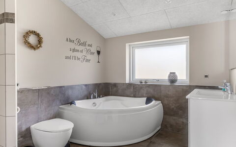 Eylar - 28Km from the Sea: Plumbing Fixture, Bathtub, Flooring, Floor, Interior Design, Bathroom, Plumbing, Tap, Ceiling, Tile
