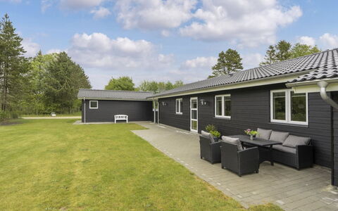 Gardi - 14Km from the Sea: Grass, House, Roof, Home, Cottage, Shrub, Land Lot, Rural Area, Farmhouse, Groundcover
