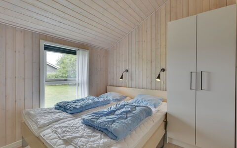 Harth - 700M to the Fjord: Wood, Ceiling, Interior Design, Bedroom, Flooring, Bed, Floor, Bed Frame, Room, Hardwood