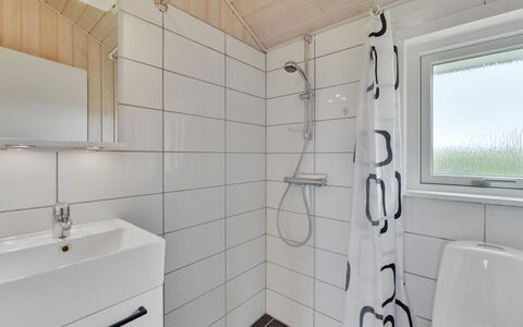 Harth - 700M to the Fjord: Plumbing Fixture, Flooring, Wood, Floor, Interior Design, Bathroom, Bathroom Sink, Sink, Tap, Ceiling