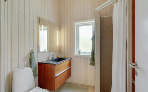 Elevine - 300M to the Fjord: Flooring, Wall, Wood, Floor, Plumbing Fixture, Interior Design, Bathroom, Ceiling, Plumbing, Sink