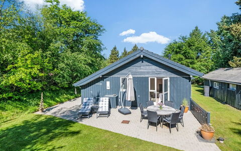 Elevine - 300M to the Fjord: Groundcover, Cottage, Garden, Estate, Landscaping, Lawn, Yard, Hardwood, Garden Buildings, Backyard