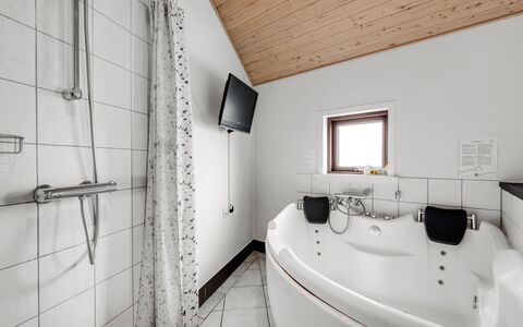 Reiner - 300M to the Fjord: Plumbing Fixture, Interior Design, Flooring, Floor, Ceiling, Bathroom, Plumbing, Home, Bathtub, Room