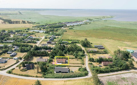 Gizella - 850M to the Fjord: House, Roof, Home, Cottage, Shed, Garden Buildings, Siding, Yard, Log Cabin, Hut