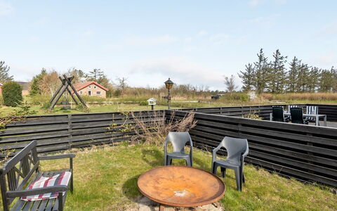 Gizella - 850M to the Fjord: House, Roof, Home, Cottage, Shed, Garden Buildings, Siding, Yard, Log Cabin, Hut