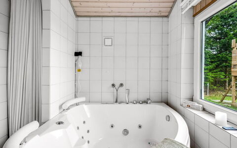 Naumka - 200M to the Fjord: Plumbing Fixture, Bathroom, Bathtub, Interior Design, Flooring, Wood, Ceiling, Floor, Plumbing, Tap