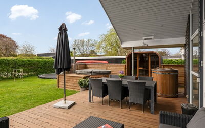 Nine - 200M from the Sea
