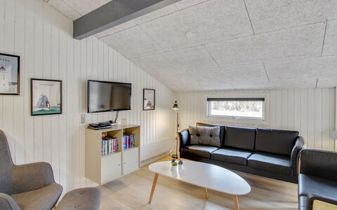 Hariette: Ceiling, Wood, Interior Design, Flooring, Floor, Room, Light Fixture, Living Room, Wood Flooring, Hardwood