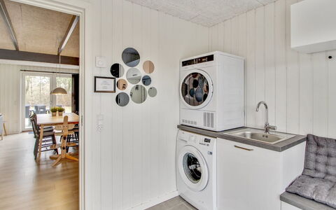Hariette: Washing Machine, Wood, Flooring, Major Appliance, Clothes Dryer, Floor, Laundry Room, Interior Design, Home Appliance, Ceiling
