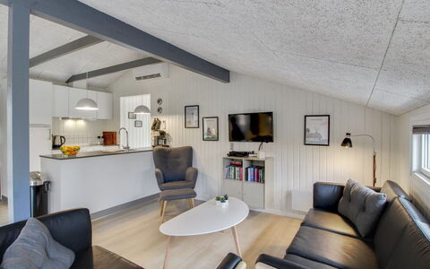 Hariette: Interior Design, Ceiling, Flooring, Furniture, Floor, Couch, Room, Living Room, Home, Apartment