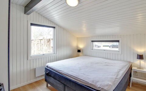 Hariette: Wood, Ceiling, Bedroom, Bedding, Bed Sheet, Bed, Bed Frame, Freezing, Hardwood, Winter