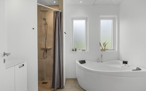Elso - 600M to the Fjord: Plumbing Fixture, Flooring, Bathroom, Interior Design, Floor, Sink, Tap, Plumbing, Ceiling, Bathtub