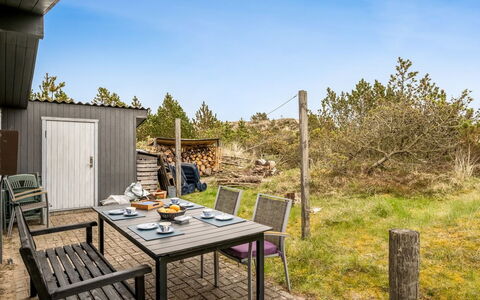 Gundina - 2Km from the Sea: Cottage, Shed, Hut, Farmhouse, Prairie, Shack, Barn, Log Cabin, Garden Buildings