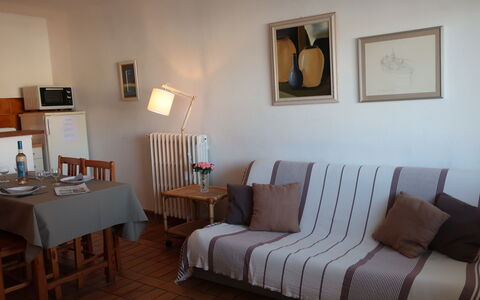 Les Voiliers: Room, Furniture, Property, Living Room, Interior Design, Floor, Wall, Table, Building, House