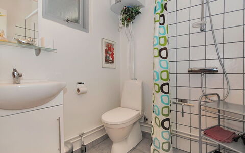 Rejhana - 500M to the Fjord: Bathroom, Toilet Seat, Plumbing Fixture, Interior Design, Toilet, Flooring, Floor, Bathroom Sink, Sink, Plumbing