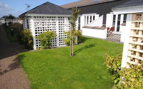 Hermanda - 100M to the Fjord: Residential Area, Roof, House, Shrub, Home, Garden, Groundcover, Cottage, Backyard, Estate