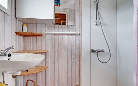 Pavo - 300M to the Fjord: Wall, Plumbing Fixture, Wood, Bathroom, Flooring, Interior Design, Floor, Tap, Plumbing, Sink