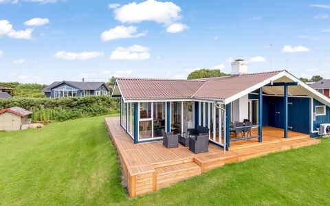 Titta - 150M to the Fjord: House, Roof, Home, Cottage, Shed, Garden Buildings, Siding, Yard, Log Cabin, Hut