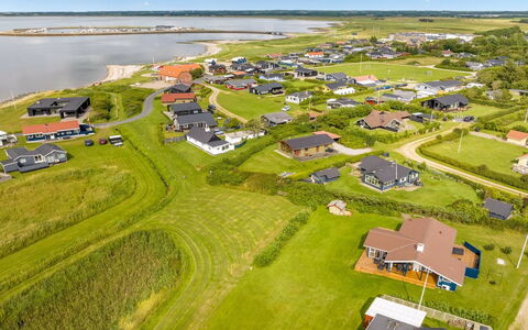Titta - 150M to the Fjord: House, Roof, Home, Cottage, Shed, Garden Buildings, Siding, Yard, Log Cabin, Hut