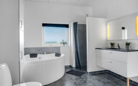 Eloise - 50M to the Fjord: Architecture, Roof, Home, Composite Material, Daylighting, Siding, Driveway