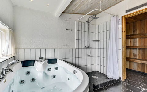 Sylvelin - 400M to the Fjord: Interior Design, Plumbing Fixture, Flooring, Bathtub, Floor, Wood, Ceiling, Bathroom, Furniture, Room
