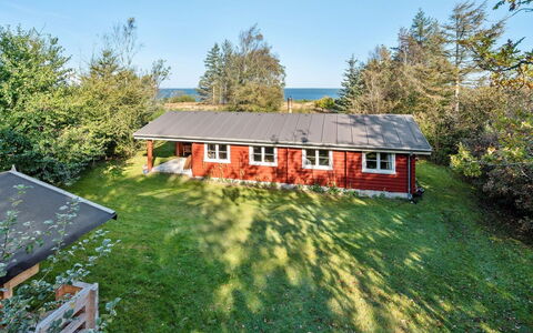 Thrine - 100M to the Fjord: Blue, Shrub, Cottage, Groundcover, Garden, Estate, Shade, Landscaping, Farmhouse, Eco Hotel