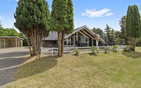 Dedo - 300M from the Sea: Roof, House, Land Lot, Home, Cottage, Estate, Garden Buildings, Shade, Log Cabin, Landscaping