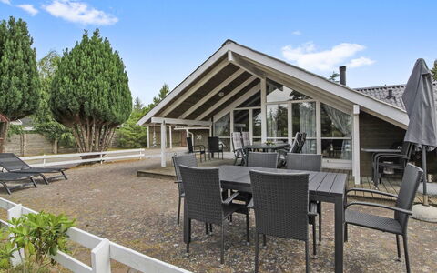Dedo - 300M from the Sea: Roof, House, Land Lot, Home, Cottage, Estate, Garden Buildings, Shade, Log Cabin, Landscaping
