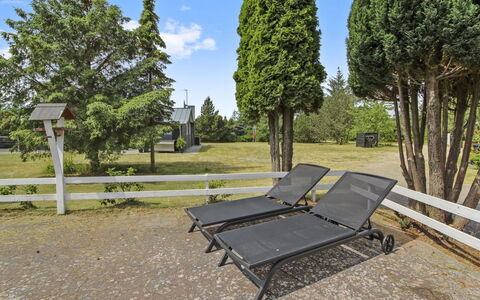 Dedo - 300M from the Sea: Roof, House, Land Lot, Home, Cottage, Estate, Garden Buildings, Shade, Log Cabin, Landscaping