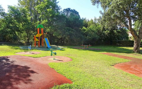 Les Parcs de Grimaud: Plant, Sky, Tree, Natural Landscape, Land Lot, Shade, Vegetation, Grass, Leisure, Shrub