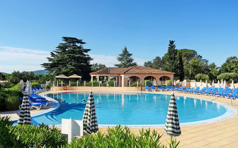 Les Parcs de Grimaud: Water, Sky, Plant, Swimming Pool, Tree, Leisure, Landscape, Resort Town